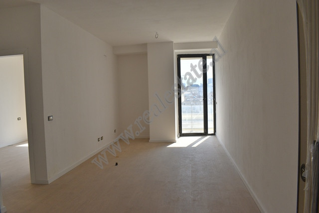 Apartament 1+1 me qira tek Golden Tower Residence, shume prane rruges se Durresit ne Tirane.
Eshte 